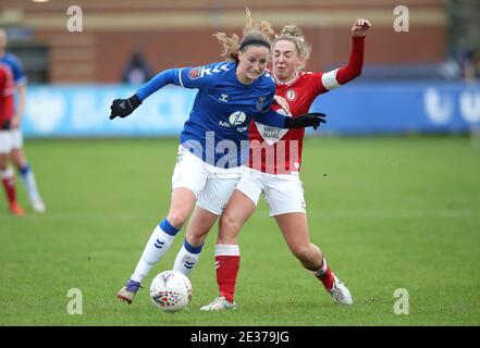 Nicoline Sorensen di Everton (a sinistra) e Aimee Rose Palmer di Bristol City (a destra) combattono per la palla durante la partita della Super League delle Femminile al Walton Hall Park, Liverpool. Foto Stock