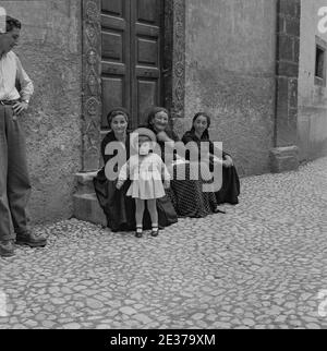 Le generazioni italiane posano per la telecamera dopo la seconda guerra mondiale, Italia 1951 Foto Stock