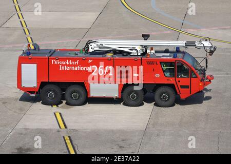 Rosenbauer Panther aeroporto di salvataggio e vigili del fuoco veicolo presso l'aeroporto di Dusseldorf. Foto Stock