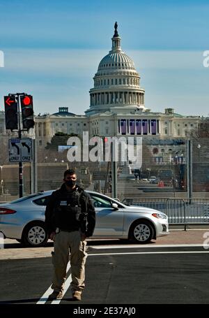 Washington DC, Stati Uniti. 16 gennaio 2021, l'agente del servizio segreto si trova di fronte alla recinzione e alle barriere che bloccano l'accesso al Campidoglio degli Stati Uniti a Washington, DC, Credit: Kirk Treakle/Alamy Live News. Foto Stock
