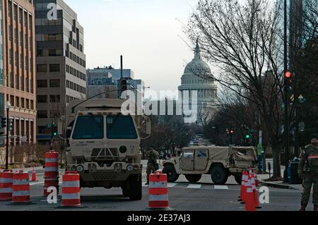 Washington DC, Stati Uniti. 16 gennaio 2021, National Guard Truck, truppe e Humvee Jeep checkpoint blocca l'accesso al Campidoglio degli Stati Uniti a Massachusetts Ave e New Jersey Ave, NW a Washington DC, Credit: Kirk Treakle/Alamy Live News. Foto Stock