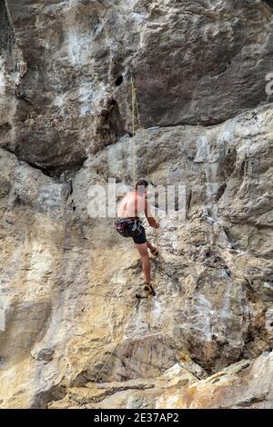 L'arrampicata su roccia è uno sport in cui i partecipanti salgono, scendono o attraversano formazioni rocciose naturali, istruzione e formazione. Foto Stock