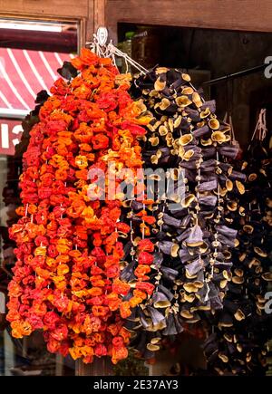 Piante di Eggplants secche, peperoni ed altre verdure secche che pungono su una corda al bazaar in Turchia di Ankara Foto Stock