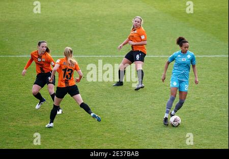 Atlanta Primus di Londra City (a destra) sul pallone, mentre Nicola Gibson (a sinistra), Sophie McClean e Billie Brooks si sguardi durante la partita del Campionato Femminile all'Hive, Barnet. Foto Stock