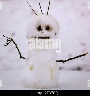 Duelmen, NRW, Germania. 17 gennaio 2021. Un pupazzo di neve in miniatura dall'aspetto leggermente arrabbiato costruito da escursionisti su una panchina. Uno strato di neve fresca è caduto durante la notte, trasformando la campagna di Muensterland in un paese delle meraviglie invernali per alcuni giorni. Credit: Imageplotter/Alamy Live News Foto Stock