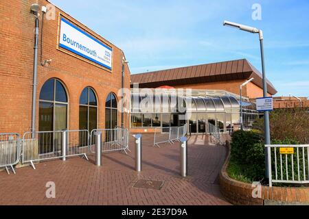 Bournemouth, Dorset, Regno Unito. 17 gennaio 2021. Vista generale del nuovo Centro di vaccinazione NHS Covid-19 che apre domani, 18/01/21, presso il Bournemouth International Centre di Bournemouth, nel Dorset. Picture Credit: Graham Hunt/Alamy Live News Foto Stock