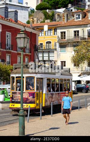 Tram 28 a Lisbona, Portogallo Foto Stock