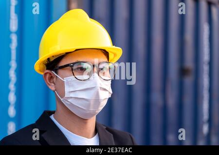 Le maschere di usura dei caposquadra asiatici proteggono la diffusione di Covid 19 indossando maschere facciali. Foto Stock