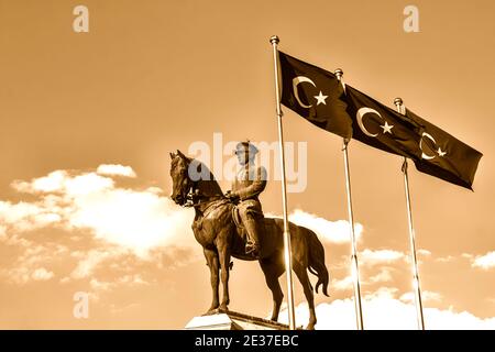 La statua di Ataturk e bandiere nazionali della Turchia moderna in Ulo - Ankara, Turchia Foto Stock