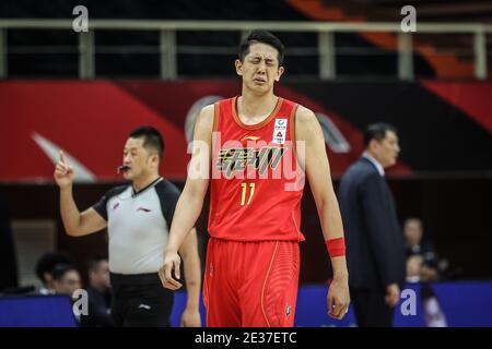 Zhuji, provincia cinese di Zhejiang. 17 gennaio 2021. Shen Zijie degli aviatori di Shenzhen reagisce durante il 31° round match tra Shandong Heroes e Shenzhen Aviators alla stagione 2020-2021 della Chinese Basketball Association (CBA) League a Zhuji, nella provincia di Zhejiang della Cina orientale, 17 gennaio 2021. Credit: Pan Yulong/Xinhua/Alamy Live News Foto Stock