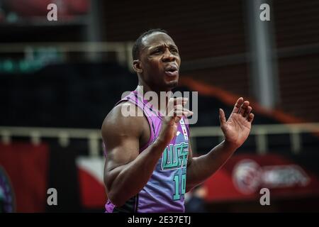 Zhuji, provincia cinese di Zhejiang. 17 gennaio 2021. Lester Hudson of Shandong Heroes reagisce durante il 31° round match tra Shandong Heroes e Shenzhen Aviators alla stagione 2020-2021 della Chinese Basketball Association (CBA) League a Zhuji, provincia di Zhejiang, 17 gennaio 2021. Credit: Pan Yulong/Xinhua/Alamy Live News Foto Stock