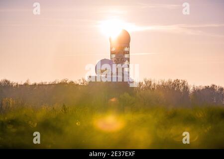 il sole splende dietro una stazione di sorveglianza abbandonata a berlino Foto Stock