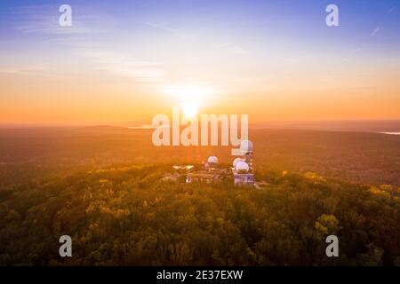 tramonto sulla stazione di sorveglianza abbandonata a berlino Foto Stock