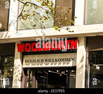 Woolworth GmbH store. Fornitore locale di articoli di uso quotidiano, che offre un ampio assortimento di articoli per le esigenze quotidiane, tessuti per la casa, articoli per la casa Foto Stock