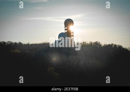 il sole splende attraverso una stazione di sorveglianza abbandonata a berlino Foto Stock