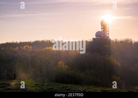 il sole splende sulla stazione di sorveglianza abbandonata a berlino Foto Stock