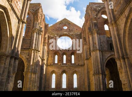 Chiusdino,Italia-7 settembre 2020.la grande finestra circolare e le più piccole finestre ad arco o raggio nei resti dell'abbazia senza tetto di San Galgano, Toscana Foto Stock