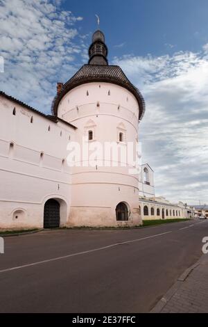 L'anello d'oro della Russia. Fortezza torre dell'antico Cremlino di Rostov, vista dalla strada Foto Stock