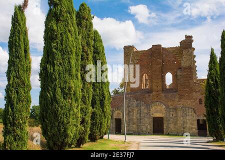 Chiusdino, Italia - 7 settembre 2020. I resti dell'abbazia senza tetto di San Galgano, in provincia di Siena, Toscana, un'abbazia gotica del XIII secolo Foto Stock