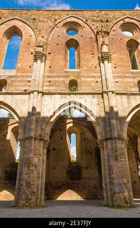 Chiusdino,Italia-7 settembre 2020.l'Abbazia di San Galgano senza tetto,Provincia di Siena,Toscana. Finestre ad arco/raggio in alto, archi a lancetta/appuntiti in basso Foto Stock