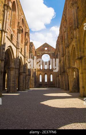 Chiusdino,Italia-7 settembre 2020.l'Abbazia di San Galgano senza tetto,Provincia di Siena,Toscana. Finestre ad arco/raggio in alto, archi a lancetta/appuntiti in basso Foto Stock