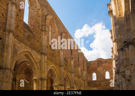 Chiusdino,Italia-7 settembre 2020.l'Abbazia di San Galgano senza tetto,Provincia di Siena,Toscana. Finestre ad arco/raggio in alto, archi a lancetta/appuntiti in basso Foto Stock