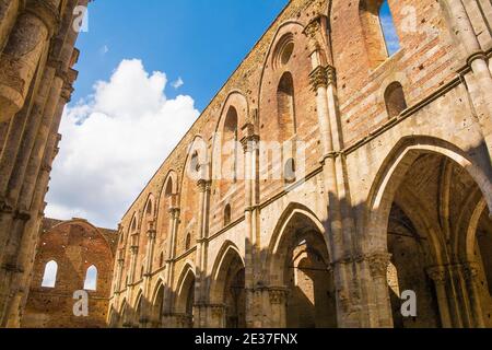 Chiusdino,Italia-7 settembre 2020.l'Abbazia di San Galgano senza tetto,Provincia di Siena,Toscana. Finestre ad arco/raggio in alto, archi a lancetta/appuntiti in basso Foto Stock