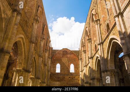 Chiusdino,Italia-7 settembre 2020.l'Abbazia di San Galgano senza tetto,Provincia di Siena,Toscana. Finestre ad arco/raggio in alto, archi a lancetta/appuntiti in basso Foto Stock