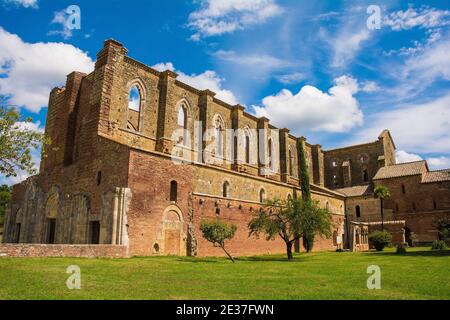 Chiusdino, Italia - 7 settembre 2020. Vista laterale dell'abbazia senza tetto di San Galgano in provincia di Siena, Toscana, con finestre ad arco o a raggio in alto Foto Stock