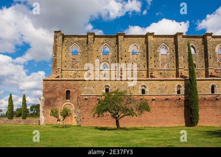 Chiusdino, Italia - 7 settembre 2020. Vista laterale dell'abbazia senza tetto di San Galgano in provincia di Siena, Toscana, con lancetta o arco a punta Foto Stock