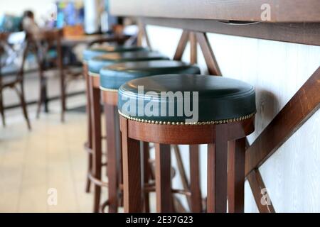 Dettagli degli sgabelli da bar in un ristorante Foto Stock
