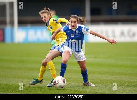 Lucy Whippp (a destra) di Birmingham City e Ellie Jade Brighton & Hove Albion, Brasile, combattono per la palla durante la partita della Super League delle Femminile al SportNation.bet Stadium di Birmingham. Foto Stock