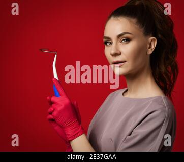 Ginecologa donna medico in guanti di lattice e tenuta uniforme Imbracatura per il cambio per facilitare l'inserimento dell'ago Foto Stock