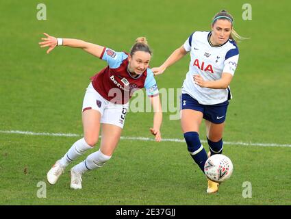 Martha Thomas (a sinistra) di West Ham United e Shelina Zadorsky di Tottenham Hotspur combattono per la palla durante la partita della Super League delle Femminile al Chigwell Construction Stadium, Londra. Foto Stock