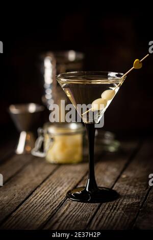 Cocktail Gibson con martini e cipolle in bicchiere martini. Cocktail decorato su sfondo scuro Foto Stock