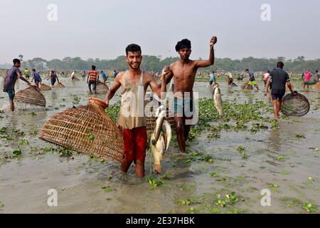 Sylhet, Bangladesh - 16 gennaio 2021: Centinaia di persone si sono radunate a Goyabari Beel a Biswanath, Upazila, distretto di Sylhet, per partecipare al Th Foto Stock