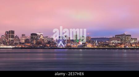 Lo skyline di Montreal e il fiume St Lawrence al tramonto d'inverno, Quebec, Canda Foto Stock