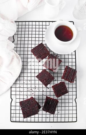 Cioccolato Brownie e una tazza di tè sul retro rack. Foto Stock