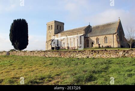 St Mary's su una collina nel villaggio di Garsington, una vista dal sud-est della chiesa mostra l'orologio con una mano sul lato sud della torre Foto Stock