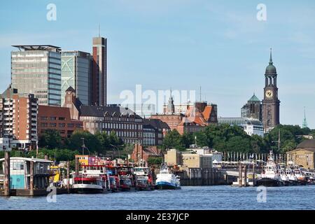 Amburgo, Germania. 16 Giugno 2020. Edifici residenziali e commerciali presso il porto e la chiesa di San Michele (Michel). Credit: Soeren Stache/dpa-Zentralbild/ZB/dpa/Alamy Live News Foto Stock