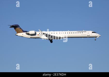Tedesco Eurowings Bombardier CRJ900 con registrazione D-ACNV in breve finale per la pista 05R dell'aeroporto di Dusseldorf. Foto Stock
