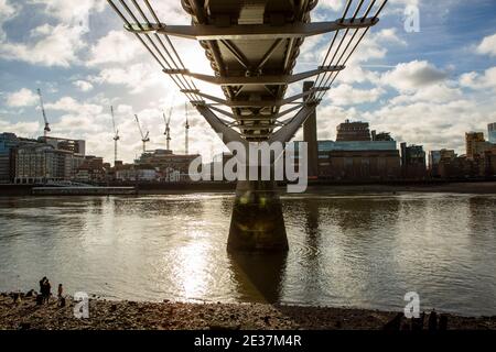 Londra, Regno Unito. 17 gennaio 2021. Una vista della gente sulla riva del fiume sotto il ponte del millennio durante la chiusura del Covid-19 a Londra. Credit: SOPA Images Limited/Alamy Live News Foto Stock