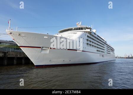 Amburgo, Germania. 16 Giugno 2020. La nave da crociera "Europa 2" si trova vicino all'ex terminal dei traghetti inglesi nel porto di Amburgo. Credit: Soeren Stache/dpa-Zentralbild/ZB/dpa/Alamy Live News Foto Stock