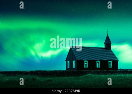 Aurora borealis aurora boreale sopra la famosa e pittoresca chiesa nera di Budir nella regione della penisola di Snaefellsnes in Islanda. Fotografia di paesaggio. Per gentile concessione della NASA. Collage fotografico Foto Stock