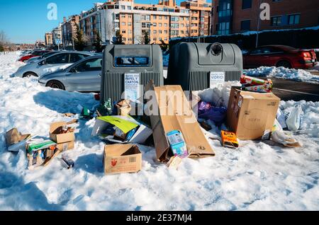 Madrid, Spagna - 17 gennaio 2021: Una settimana dopo la tempesta invernale Filomena, i rifiuti sono accumulati sulle strade di Madrid, Spagna. I veicoli per la raccolta dei rifiuti non sono in grado di effettuare raccolte dopo la tempesta e i rifiuti rimangono accumulati in tutta la città, traboccando i contenitori pubblici e domestici Foto Stock