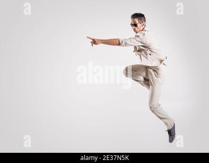 Ritratto di una ballerina bella e talentuosa che fa una mossa di danza Foto Stock