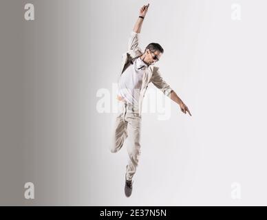 Ritratto di una ballerina bella e talentuosa che fa una mossa di danza Foto Stock