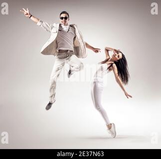 Coppie di talento che ballano in uno studio luminoso - isolato Foto Stock