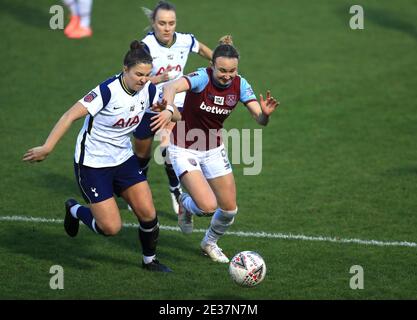 Tottenham Hotspur's Japhet Tanganga (a sinistra) West Ham United's Martha Thomas battaglia per la palla durante la Super League Femminile al Chigwell Construction Stadium, Londra. Foto Stock