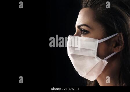 Ritratto closeup di una donna bruna che indossa una maschera igienica e riutilizzabile Foto Stock